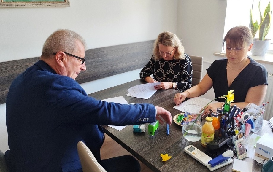 Zdjęcie do Podpisano umowę na przebudowę pińczowskiego ratusza