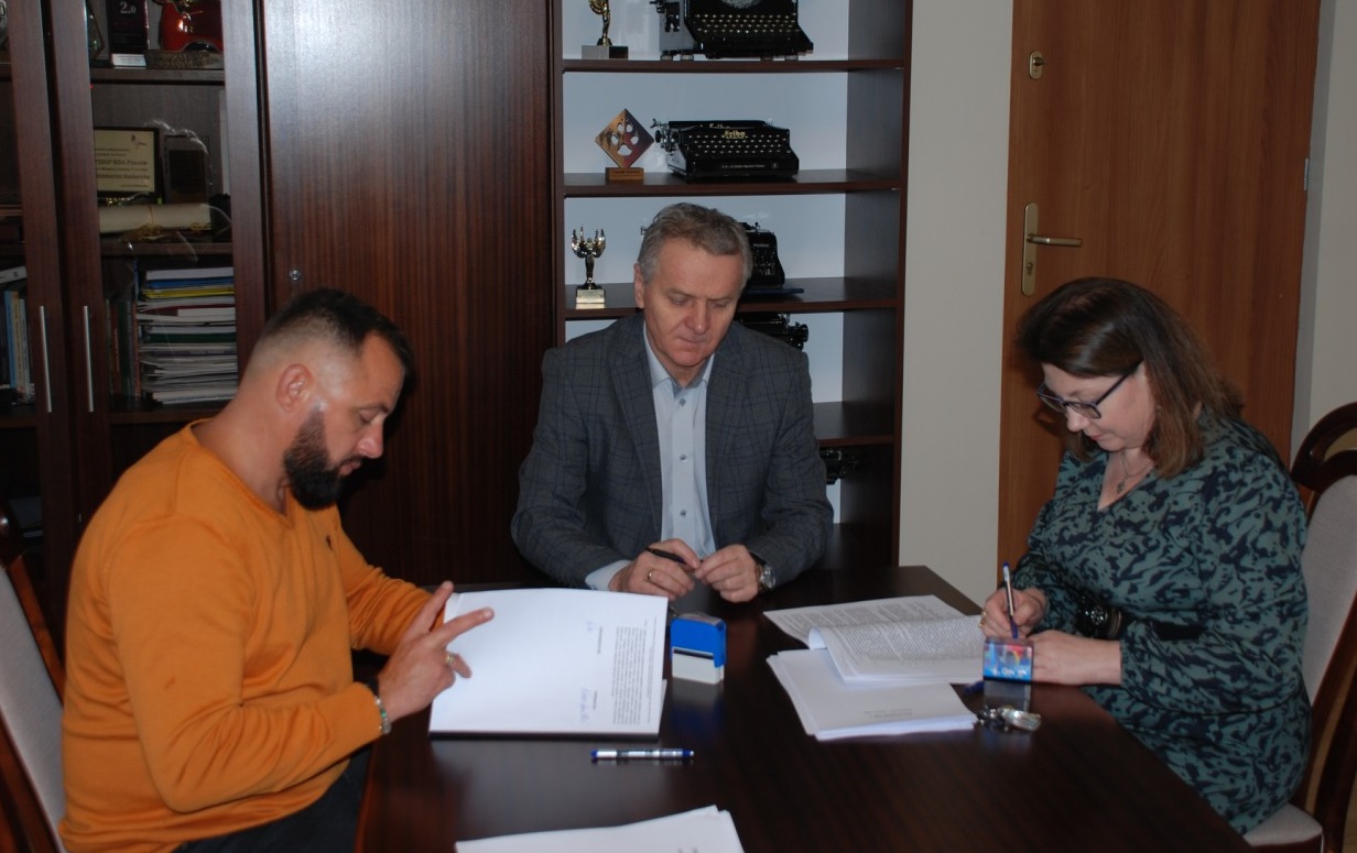 Podpisaliśmy_umowę,_umowę,_kt&oacute;ra_reaktywuje_transport_publiczny_przez_cały_2023_rok_na_terenie_Gminy_Pińcz&oacute;w